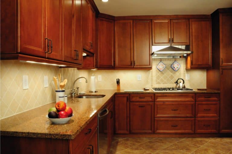 改造厨房准备区、木制bd手机下载橱柜上面大理石厨房和火炉,火炉和内阁之间多少空间