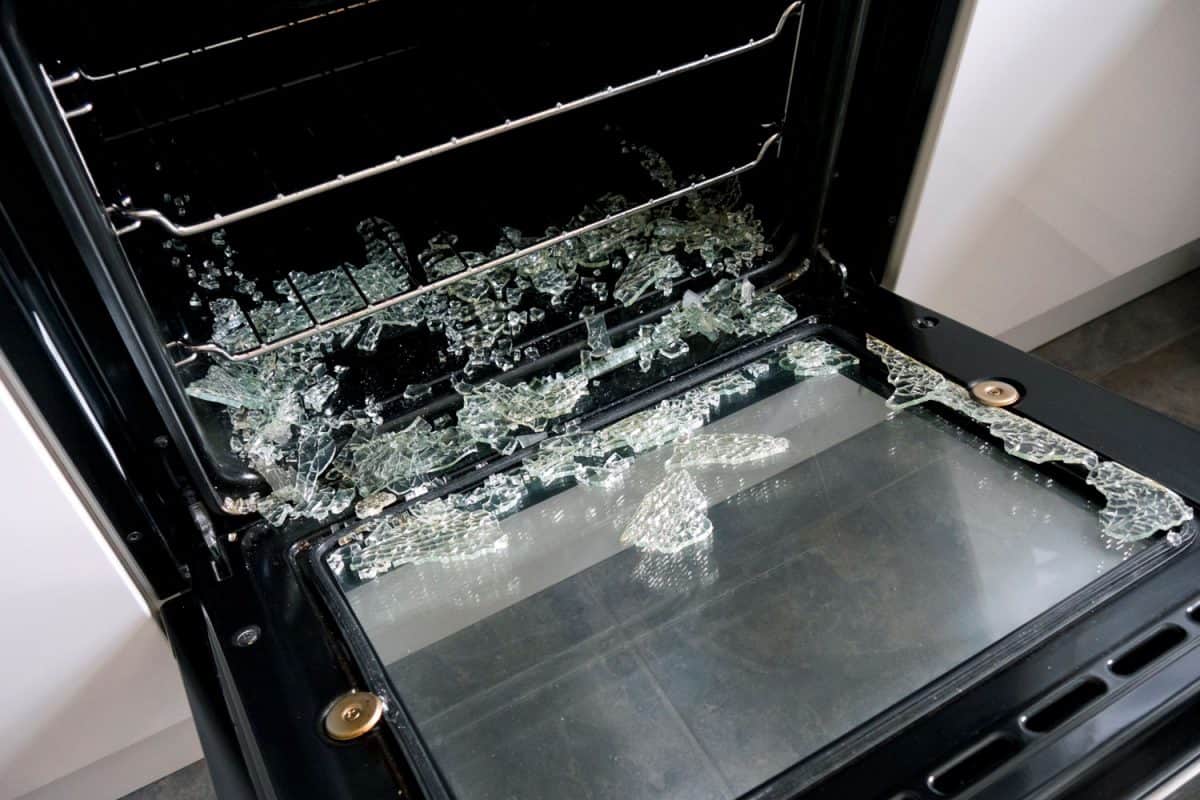 由于耐热玻璃砂锅和烤箱之间的温度不均匀，烤箱内的耐热玻璃破裂