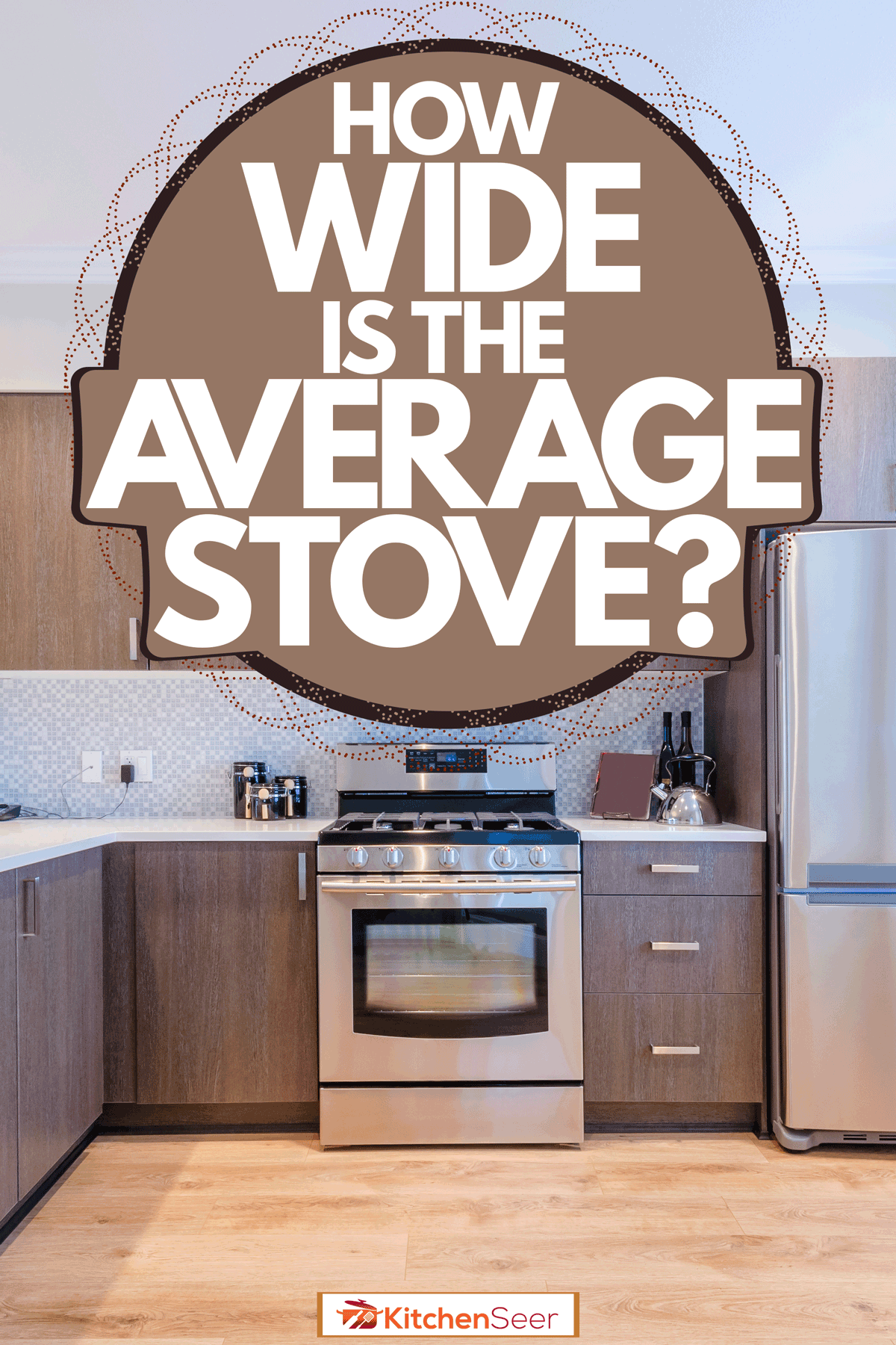 一个现代厨房的内部，有木制镶板橱柜，一个带bd手机下载悬垂烤箱的厨房炉子，旁边有一个大冰箱，平均炉子有多宽?