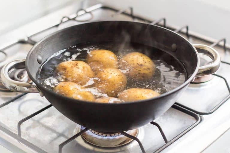 土豆放在酱锅沸水下,你应该削皮然后把土豆煮之前还是之后?