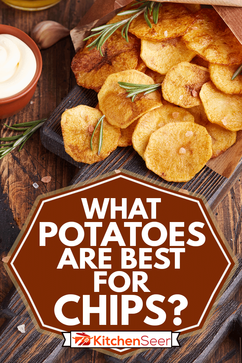 脆薯片。土豆片、烤海盐和迷迭香。配酱美味可口的零食,土豆是什么最好的芯片吗?