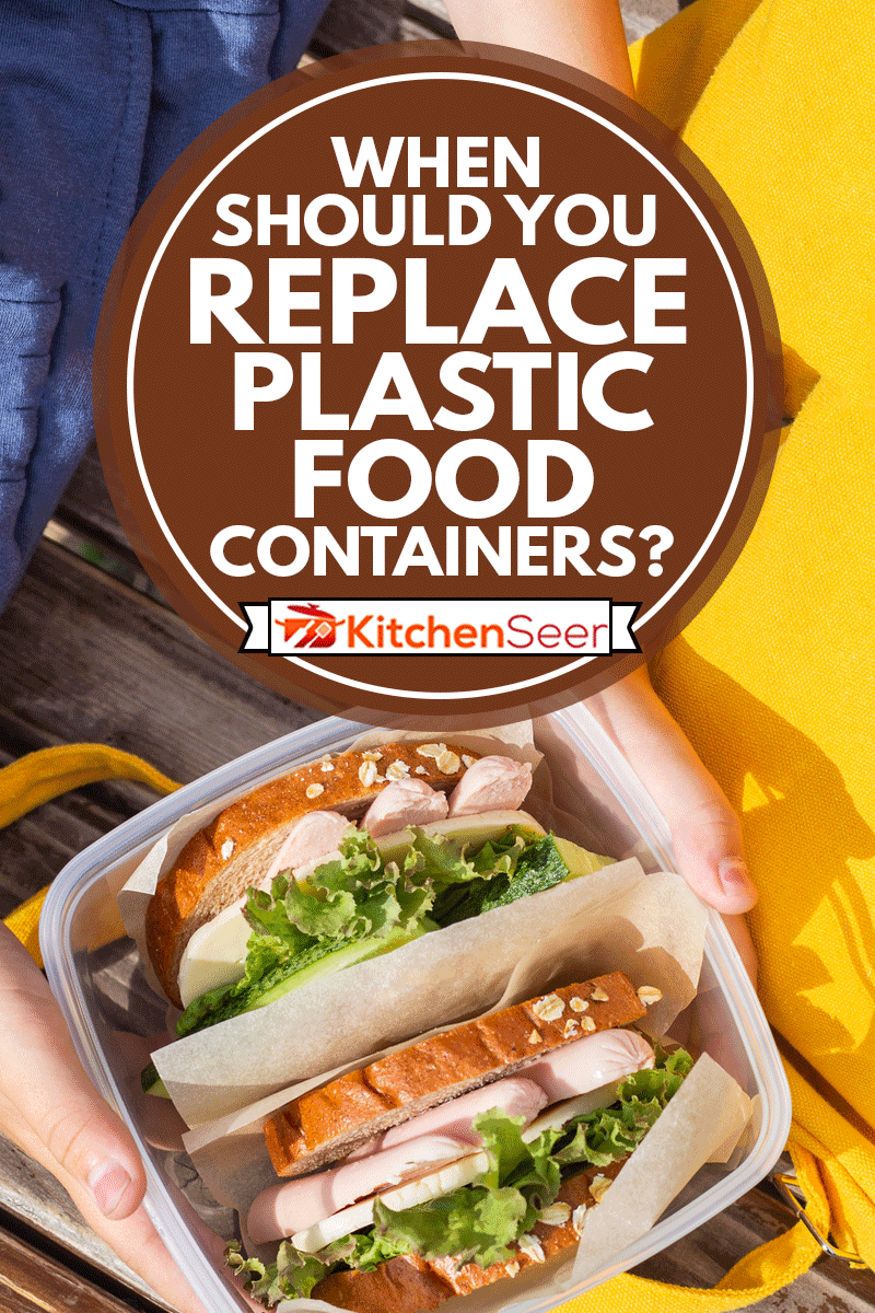 一个孩子手里的饭盒。用塑料容器装面包、生菜、黄瓜和香肠的三明治，什么时候应该更换塑料食品容器?”width=