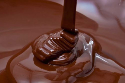 阅读更多关于“你应该在融化的巧克力中添加黄油还是油?”