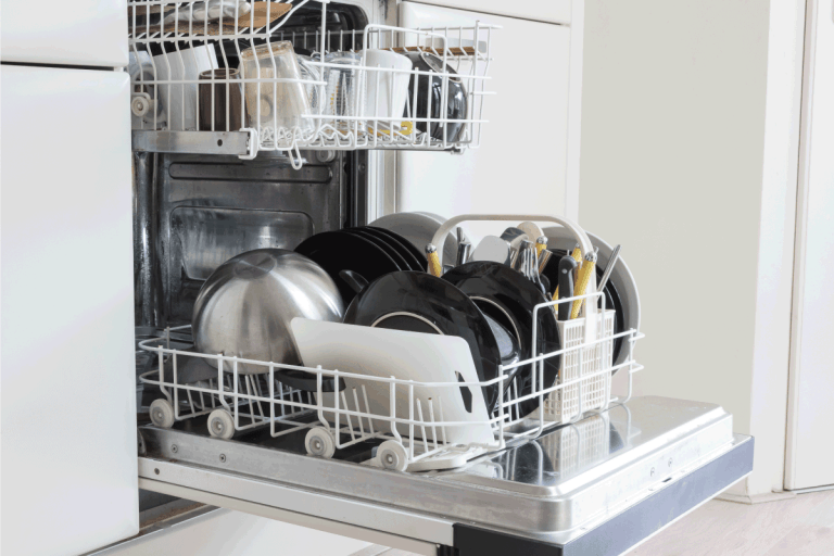 打开洗碗机用干净的盘子,杯子和盘子——选择聚焦。厨房助手bd手机下载附件和碗可以在洗碗机吗