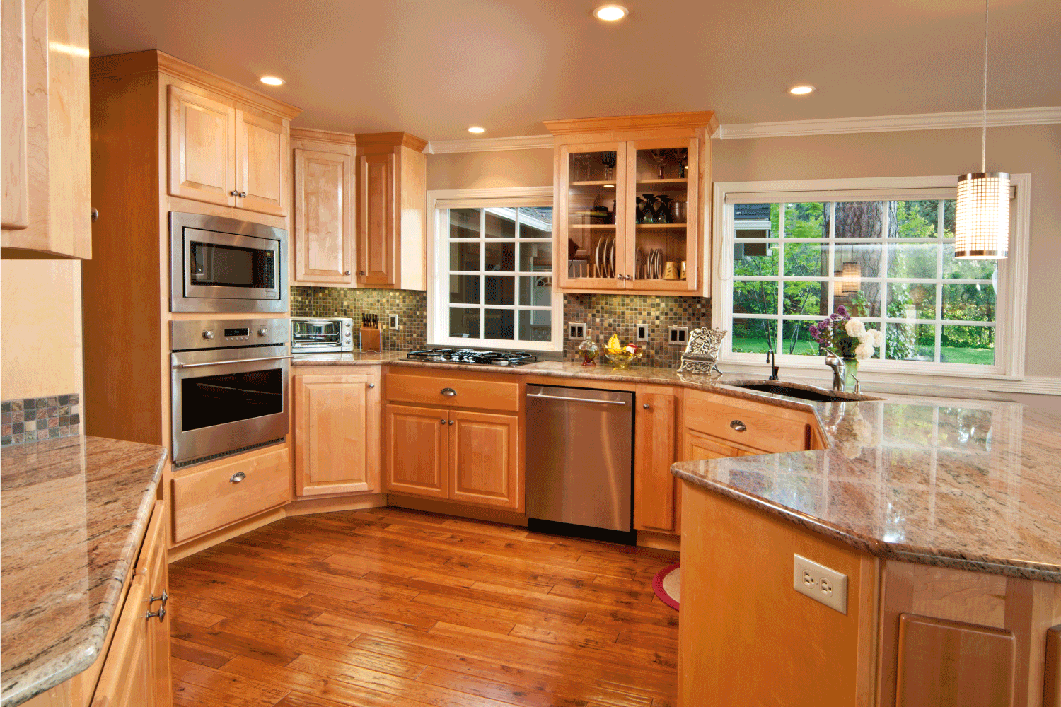 这个现代化的厨房提供了广bd手机下载阔的视野，可以看到木地板和橱柜。经典的木质外观