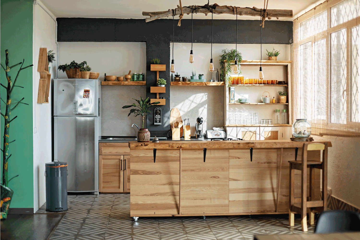 广角视角的空置现代厨房与乡村风格，包括木制厨房岛和悬挂吊灯。bd手机下载