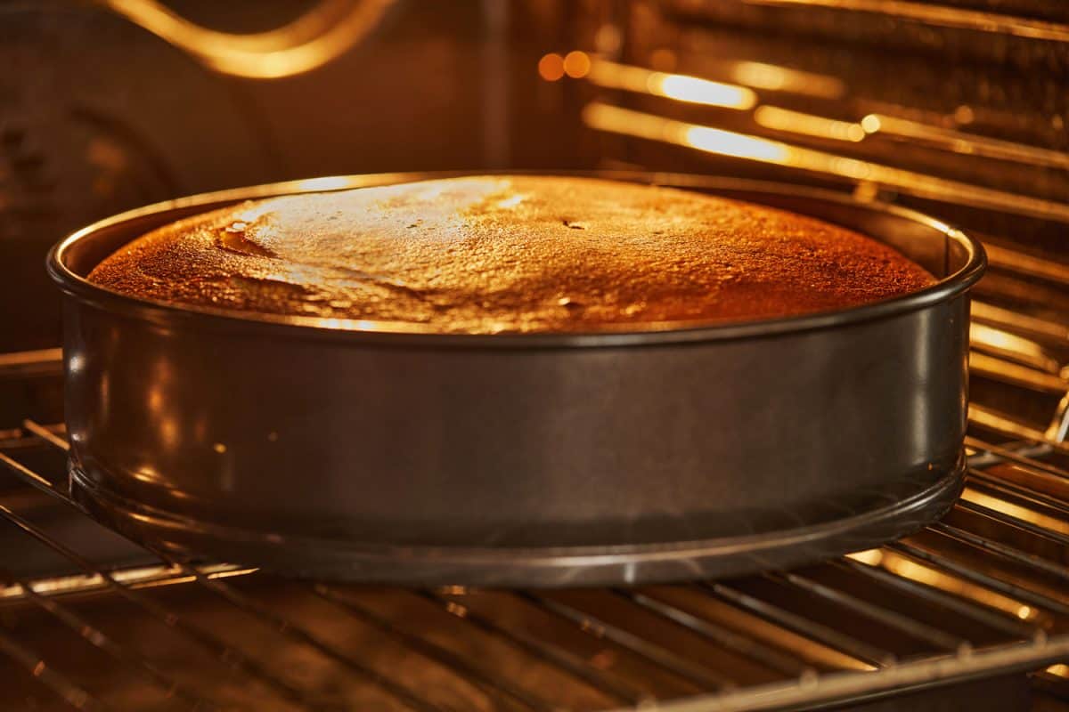 芝士蛋糕在烤箱烤好后，菜谱从网上一步一步来。