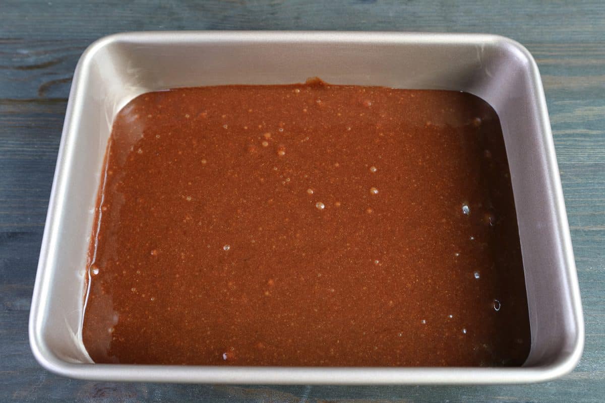 美味的全麦巧克力橄榄油蛋糕面糊在蛋糕锅准备烘焙