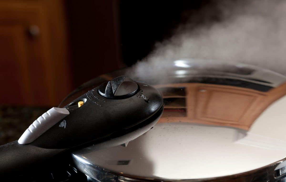 蒸汽从压力锅的盖子中逸出，反映出现代厨房bd手机下载
