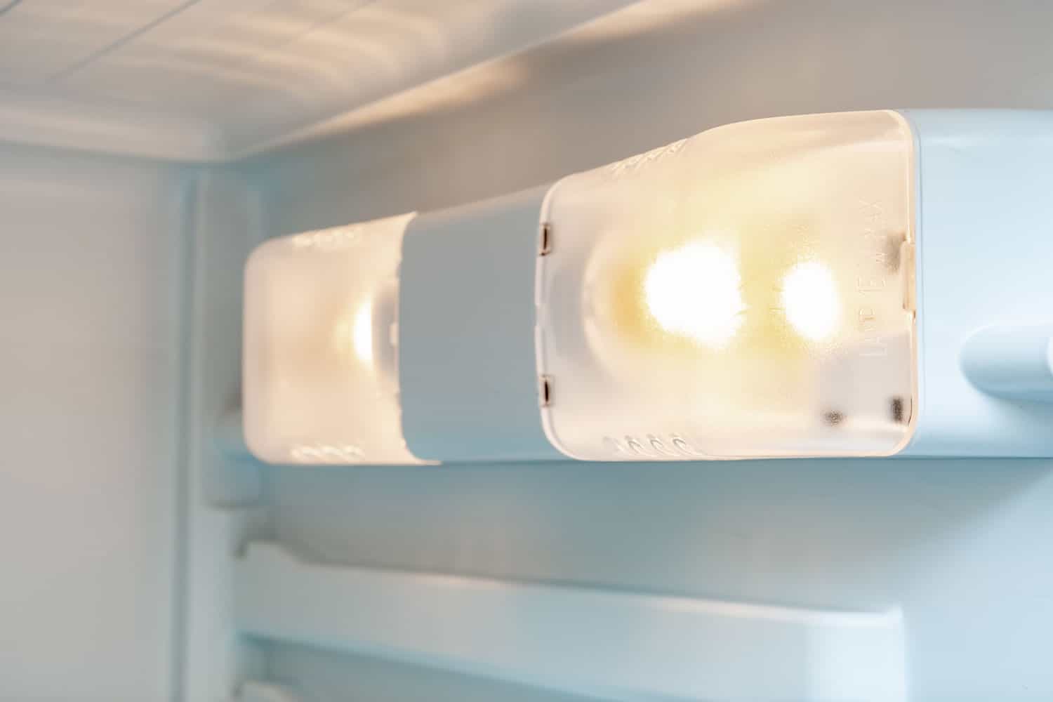 冰箱里有一盏灯，冰箱关闭时，门打开时，一盏灯会自动打开，