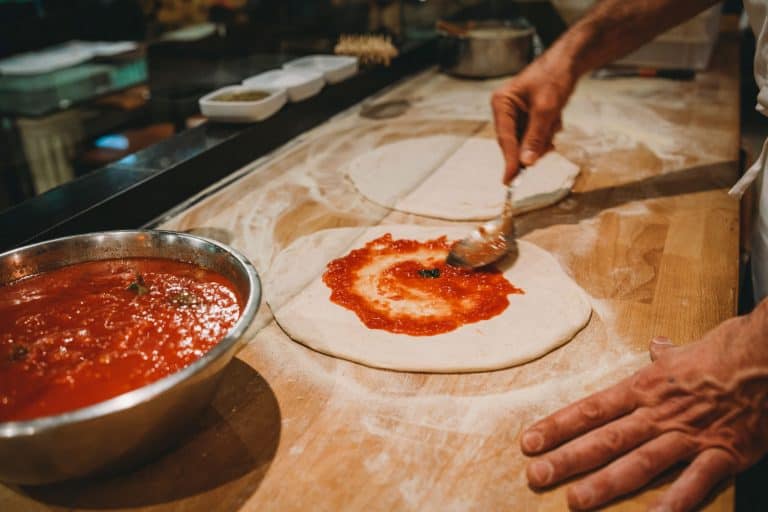 厨师传播番茄酱的披萨面团,披萨面团/披萨多少钱?(披萨尺寸)