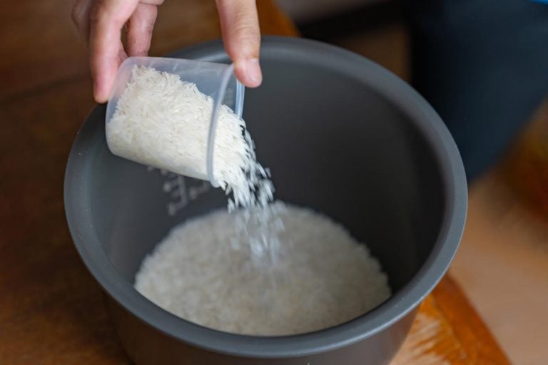 厨师一个量杯测量了饭煮米饭。一个电饭煲杯有多大?