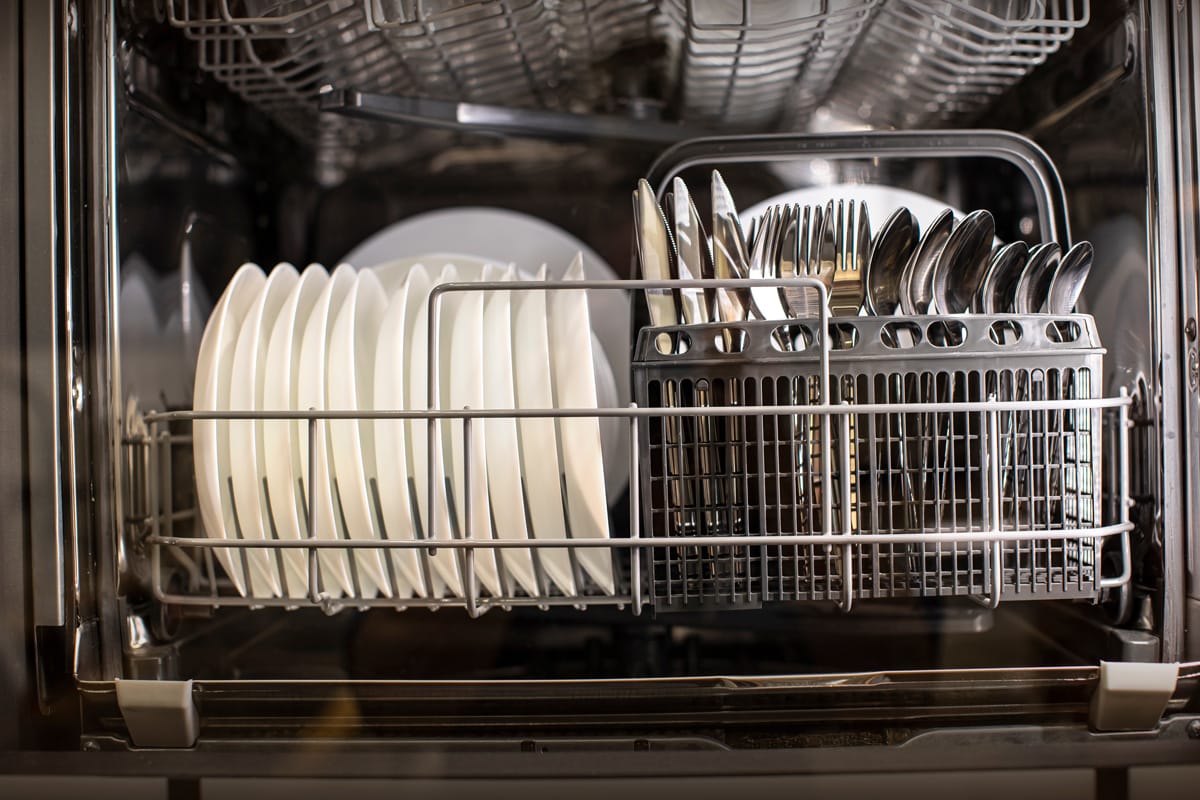 现代厨房洗碗机内部。bd手机下载洗碗机的开放与控制面板。