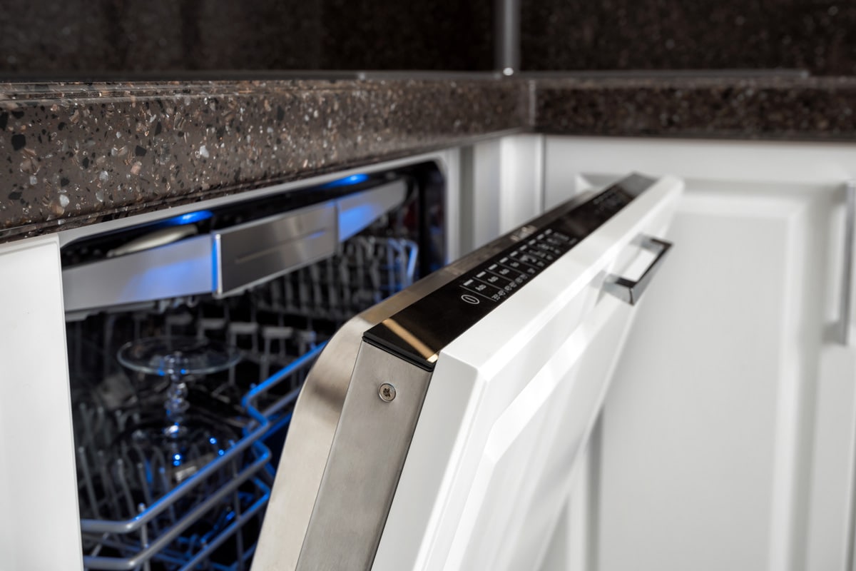 现代厨房洗碗机内部。bd手机下载洗碗机的开放与控制面板。