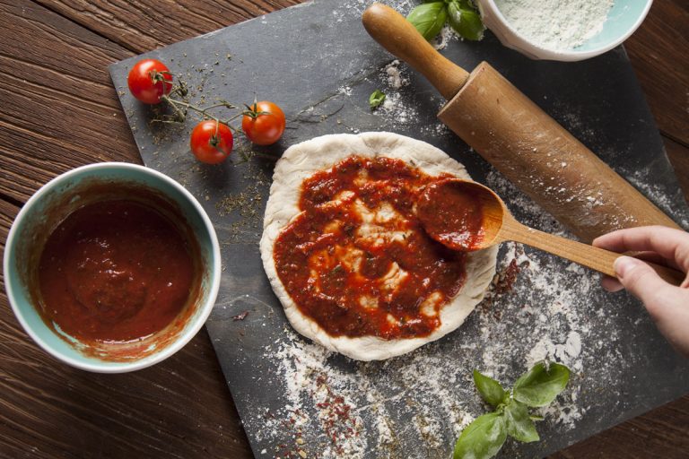 fresh-tasty-homemade-pizza-preparation-homemade-tomato-sauce,应该你做披萨酱?