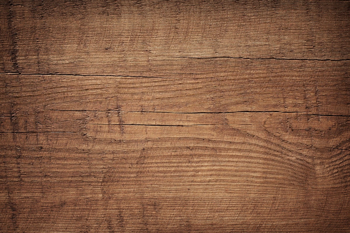 深棕色划痕木砧板。木材纹理