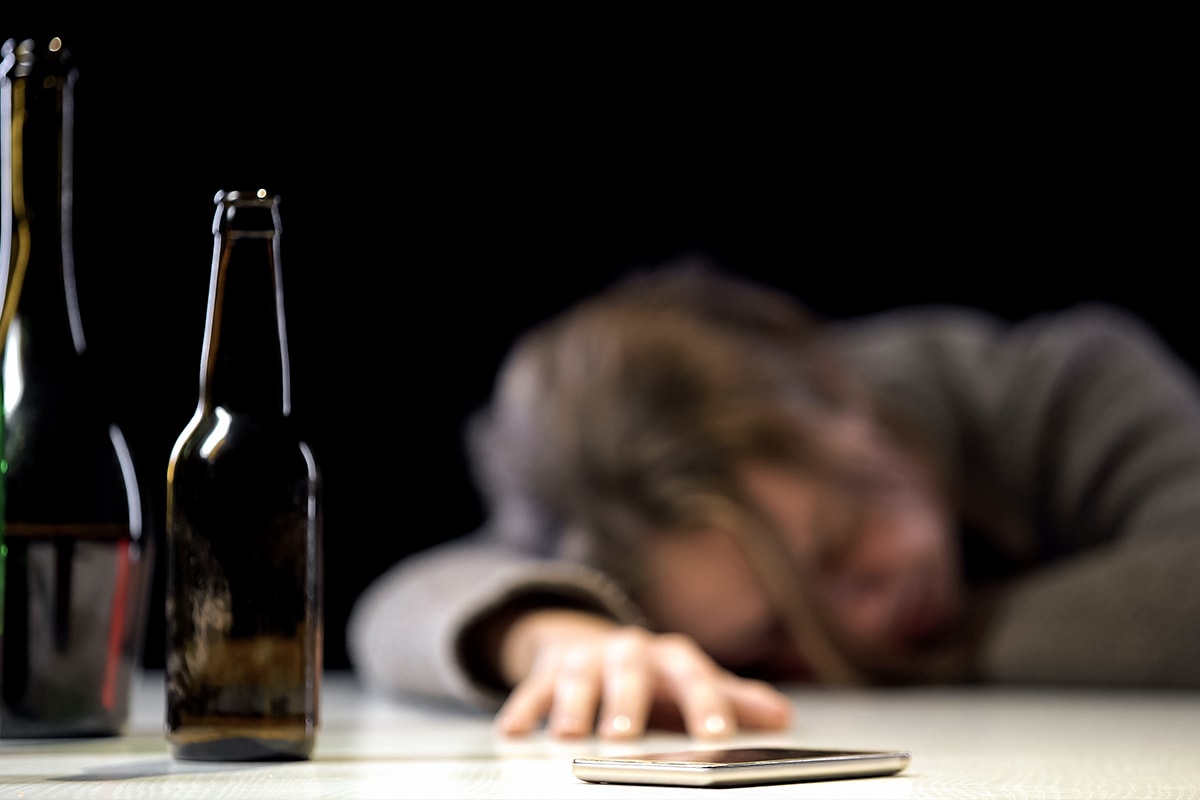一个酒精中毒的女人睡在桌子上